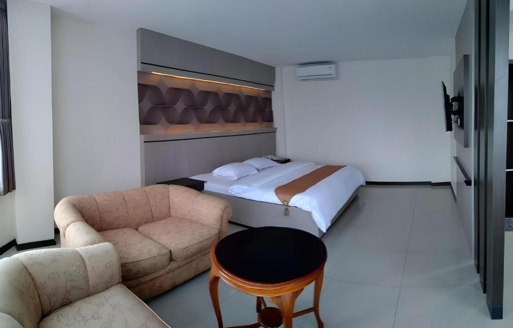 Alexander Hotel Tegal Exterior photo