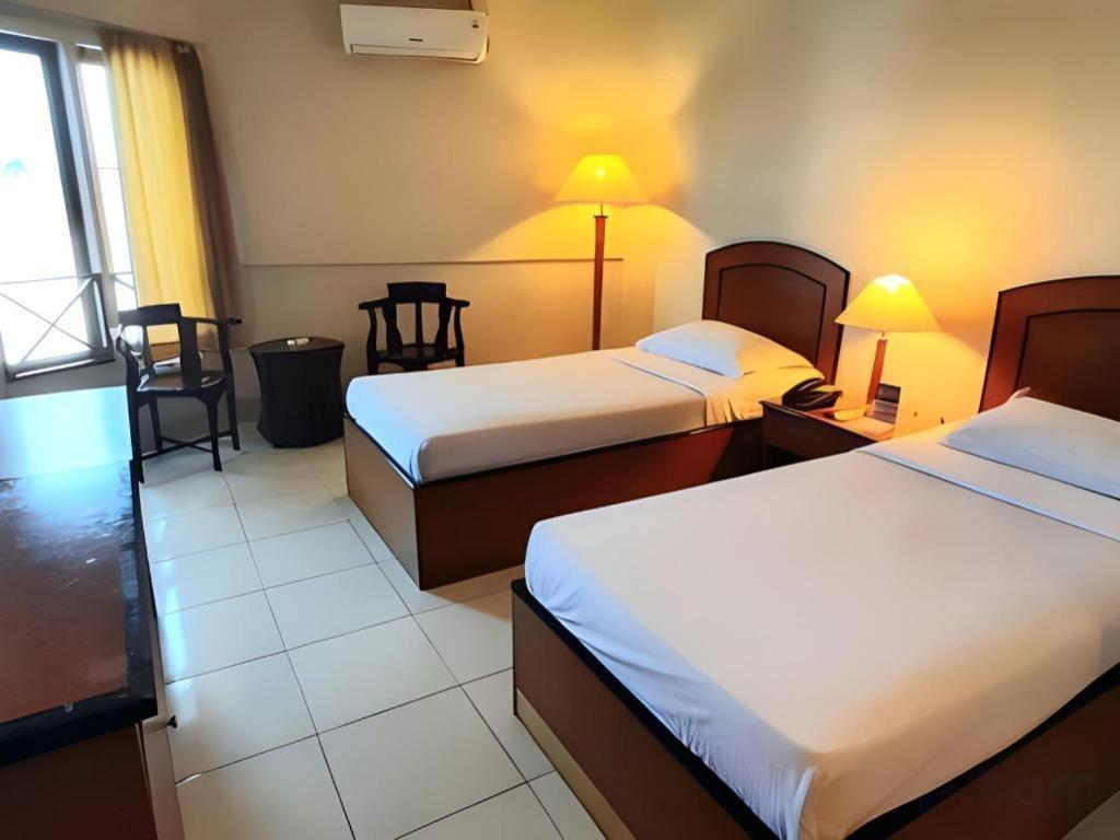 Alexander Hotel Tegal Exterior photo