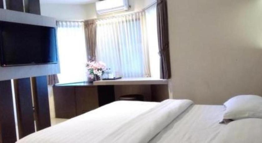 Alexander Hotel Tegal Exterior photo