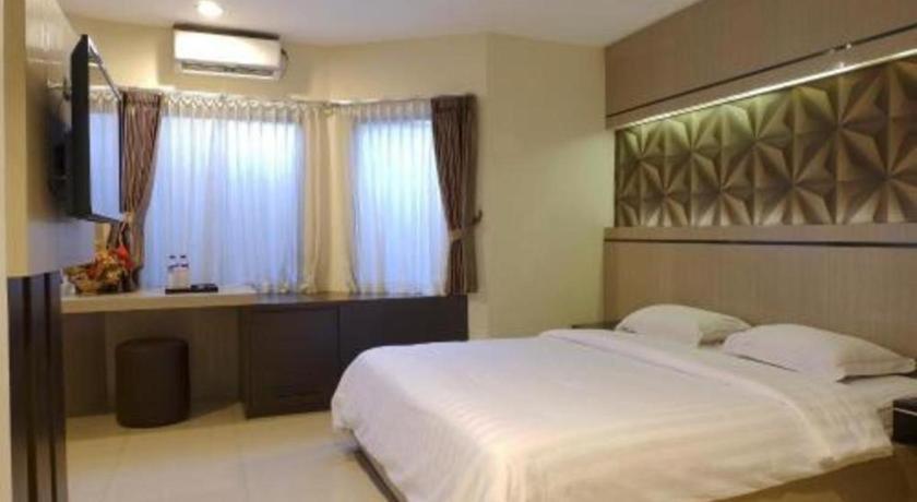 Alexander Hotel Tegal Exterior photo