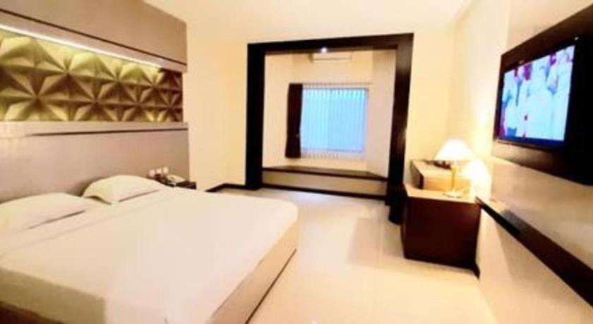 Alexander Hotel Tegal Exterior photo