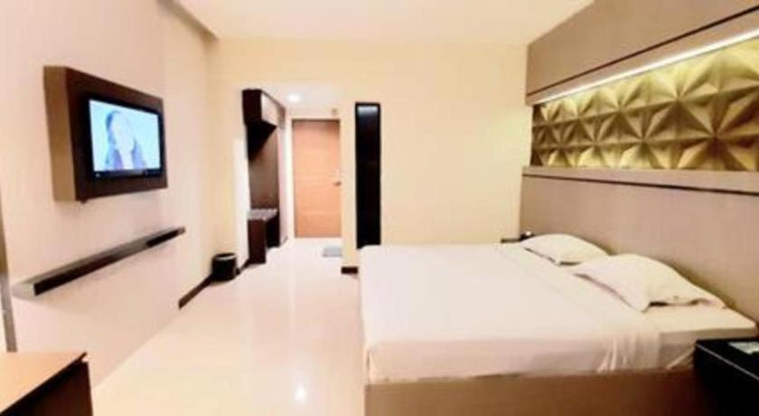 Alexander Hotel Tegal Exterior photo
