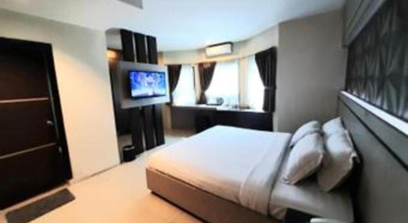 Alexander Hotel Tegal Exterior photo
